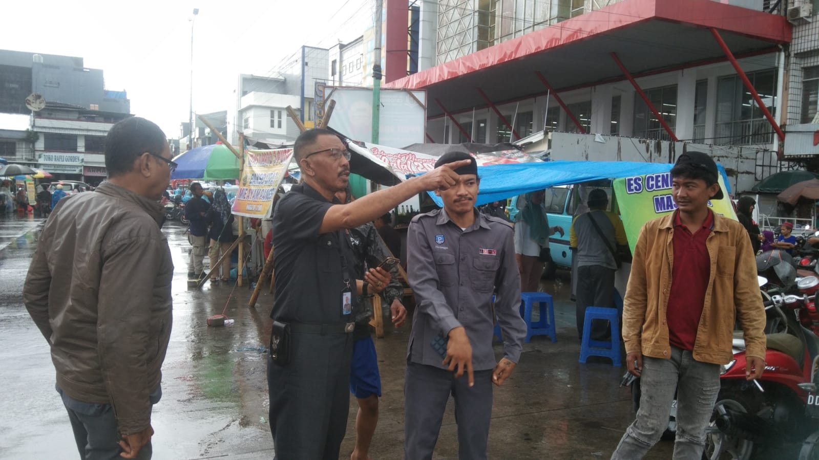Perumda Parkir Makassar: Terkait Jukir Liar dan Raibnya Helm Dinas TNI di Pasar Sentral